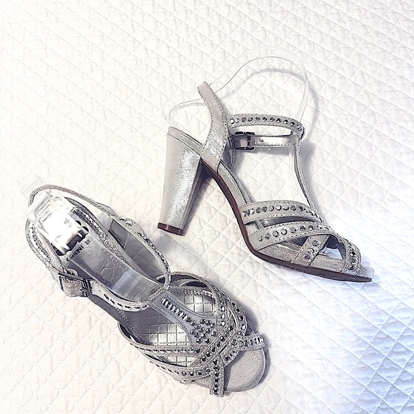 Gianni Bini - Silver Heels With a 4” heel, EMBELLISHED  size 6 Look New ❣️❣️❣️ - Picture 3 of 11